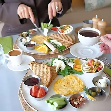 Meshk Airport 3*
